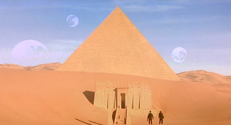 Illustration for article titled Did Curiosity Rover discover a pyramid on Mars?